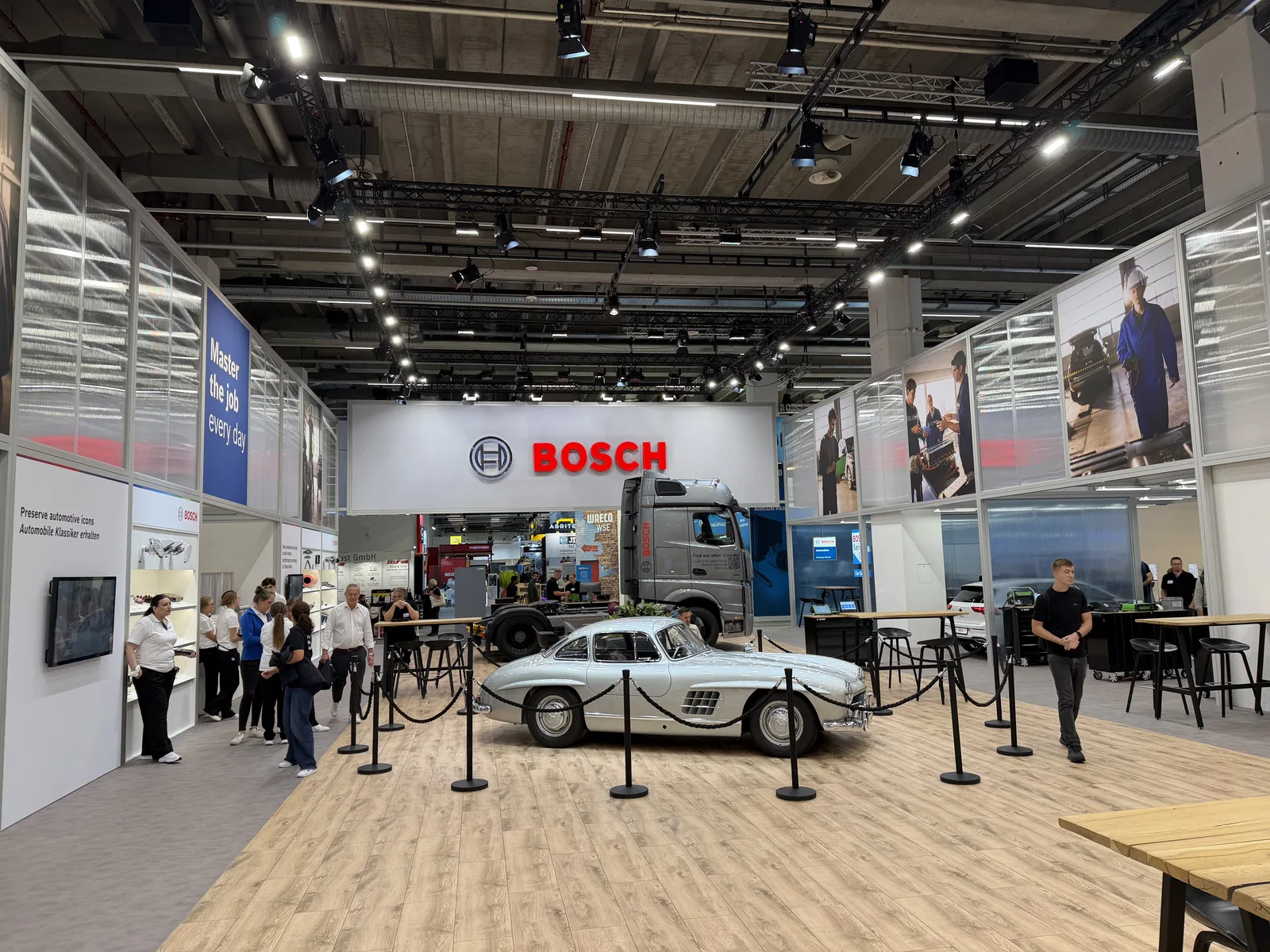 Stoisko Bosch na Automechanika Frankfurt 2026 z zabytkowym Mercedes-Benz 300SL