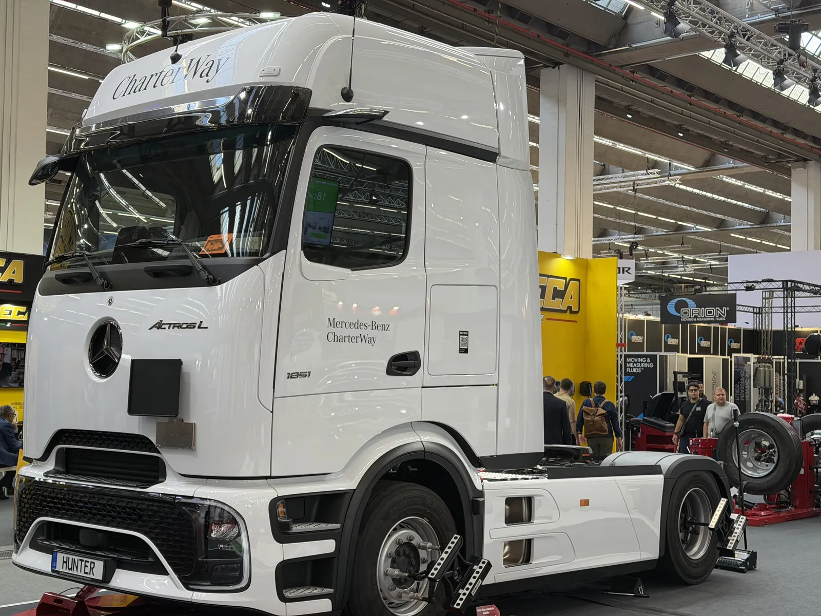 Biały ciągnik siodłowy Mercedes-Benz Actros z napisem CharterWay na stoisku z wyposażeniem warsztatowym, Automechanika Frankfurt 2026