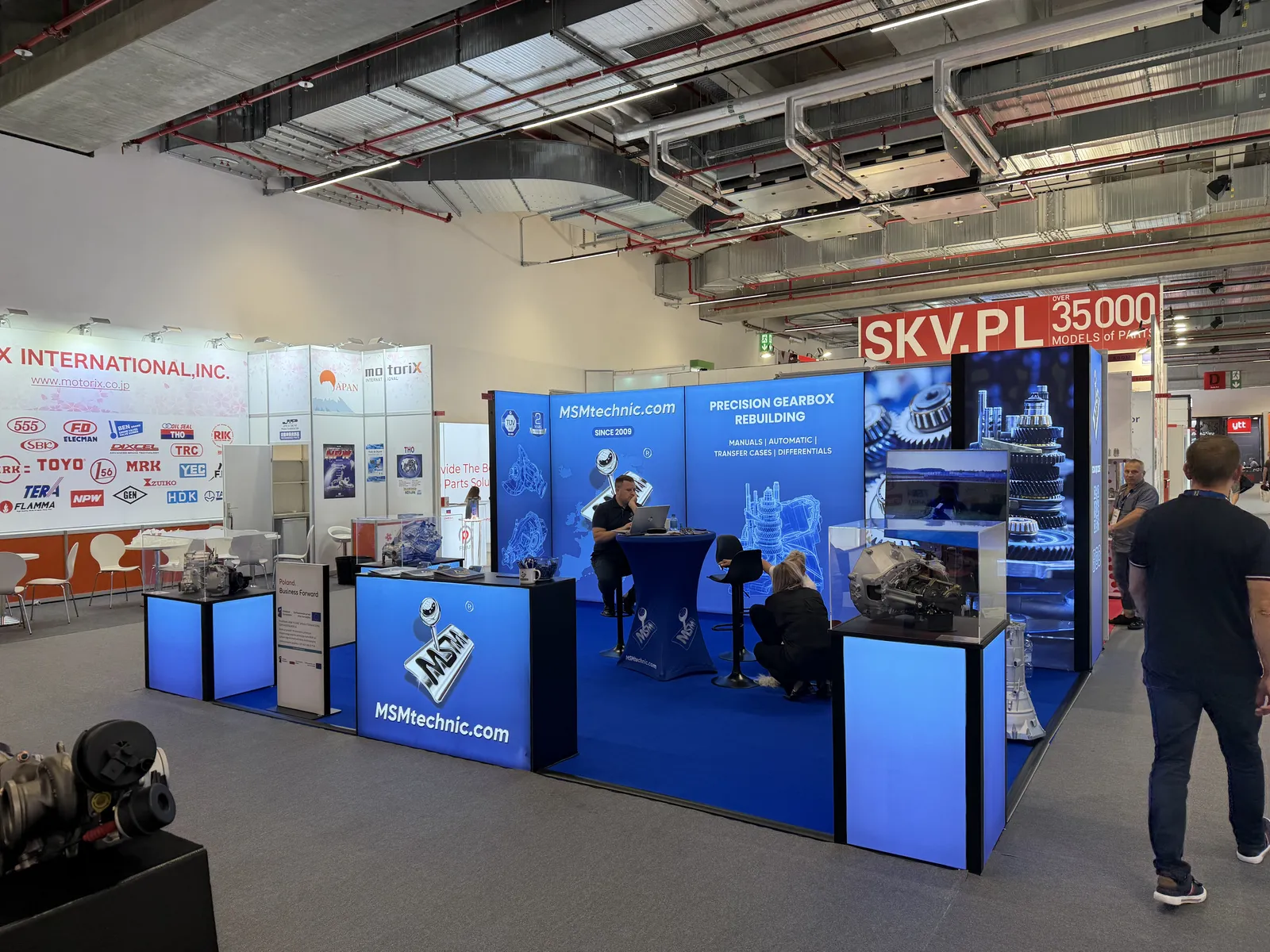 Stoisko MSMtechnic na Automechanika Frankfurt 2026 - firmy zajmującej się regeneracją skrzyń biegów, z obsługą przy ladzie