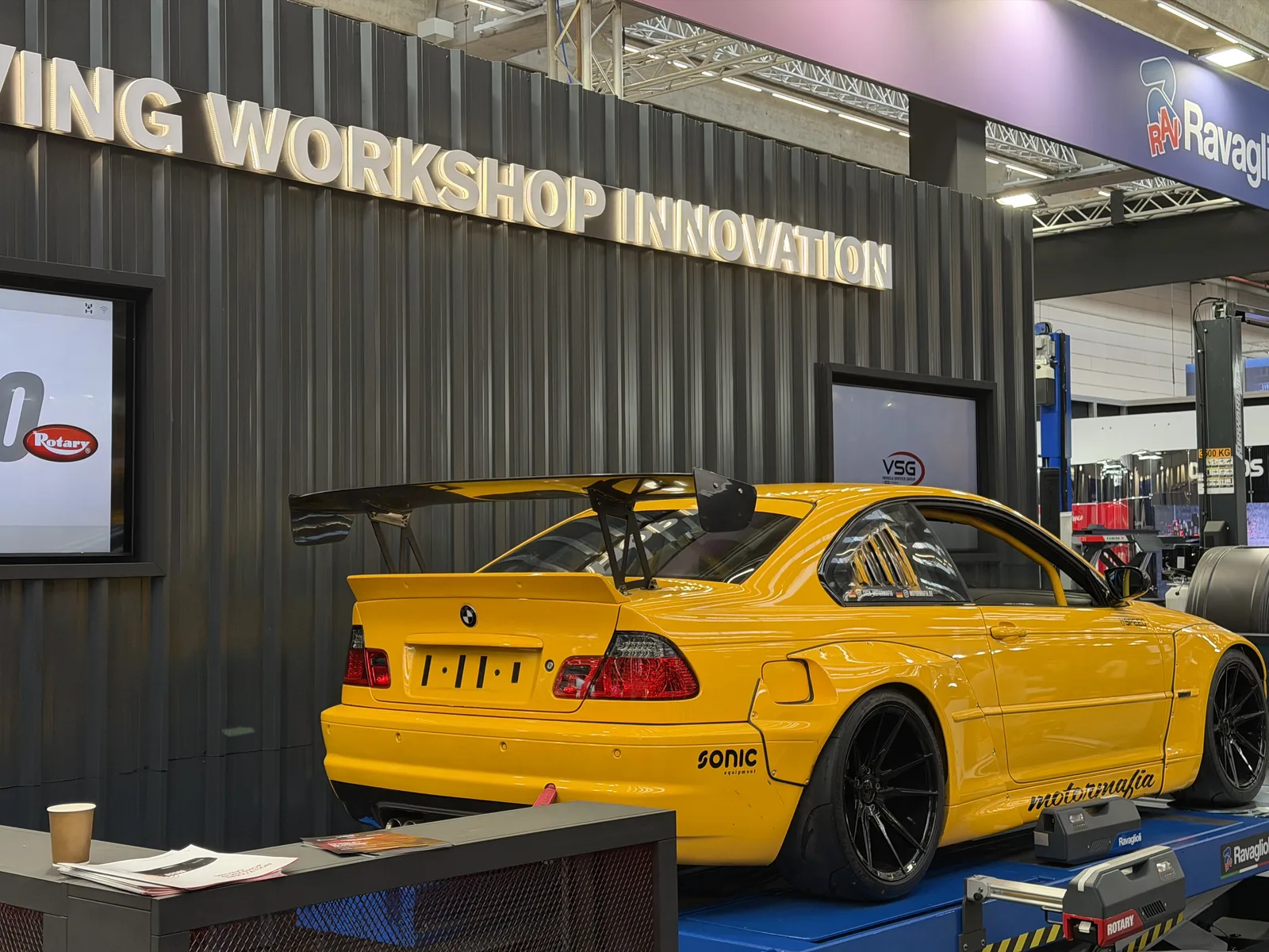 Zmodyfikowany BMW na podnośniku warsztatowym pod hasłem "Driving Workshop Innovation", hala targowa Automechanika Frankfurt 2026