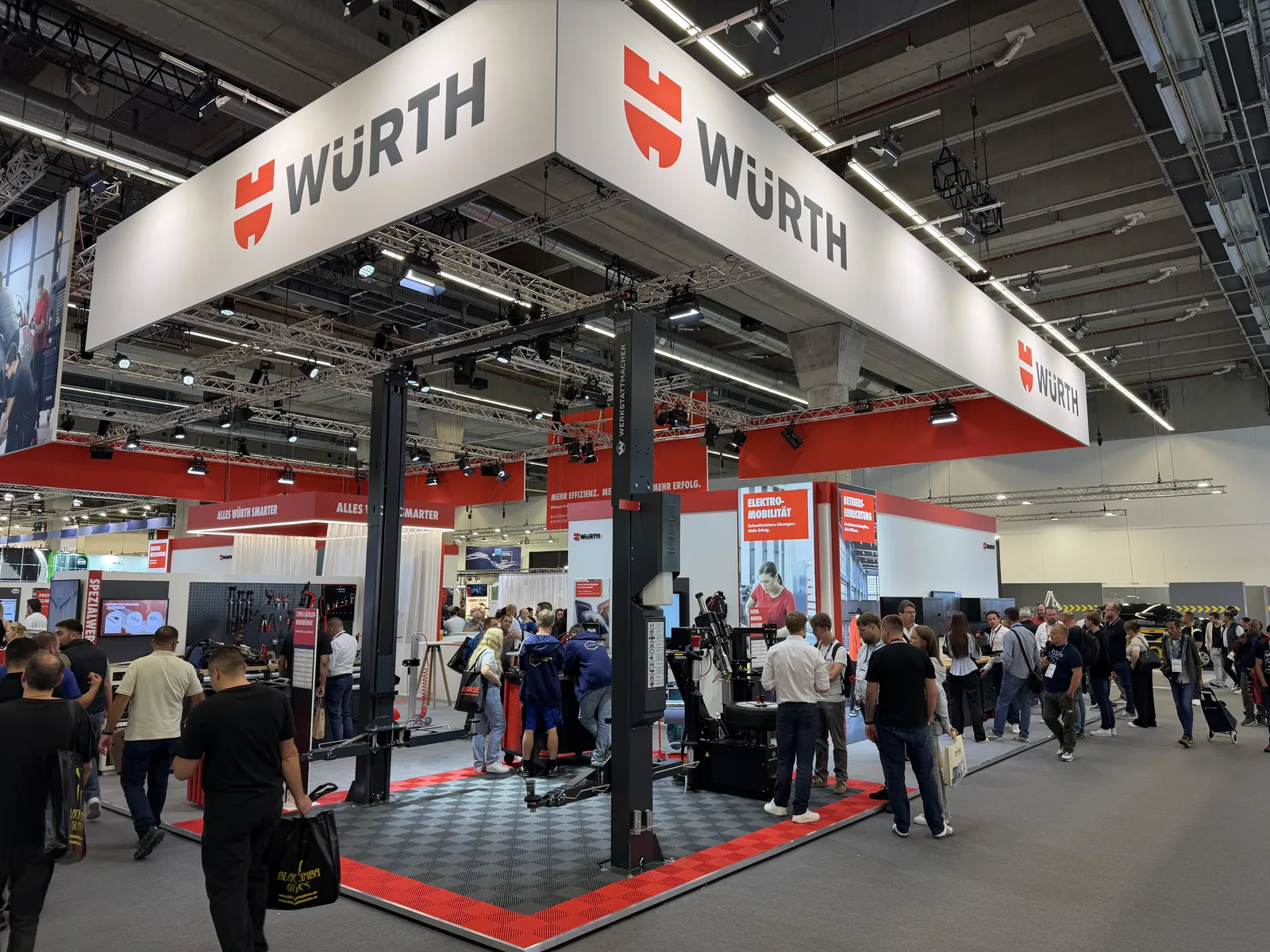 Stoisko Würth na Automechanika Frankfurt 2026 z podnośnikami i wyposażeniem warsztatowym, w alejce zwiedzający