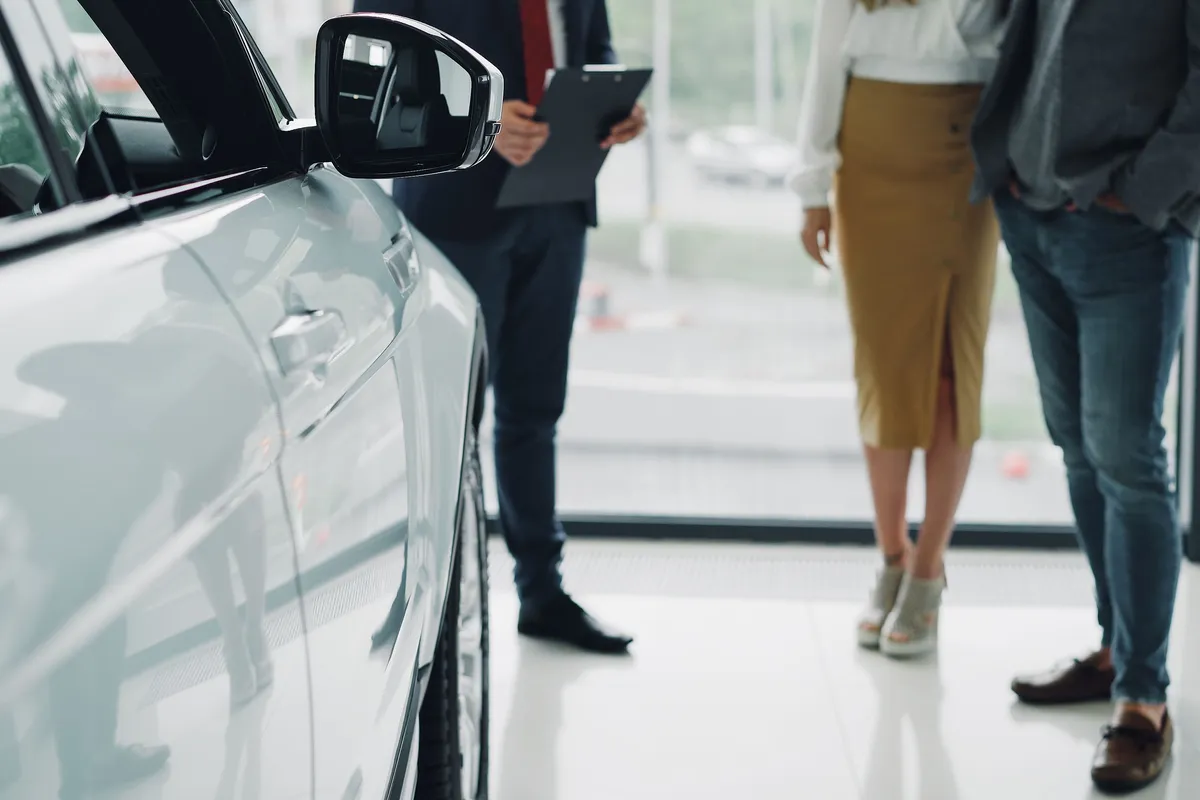 Nowe samochody wystawione w salonie dealerskim